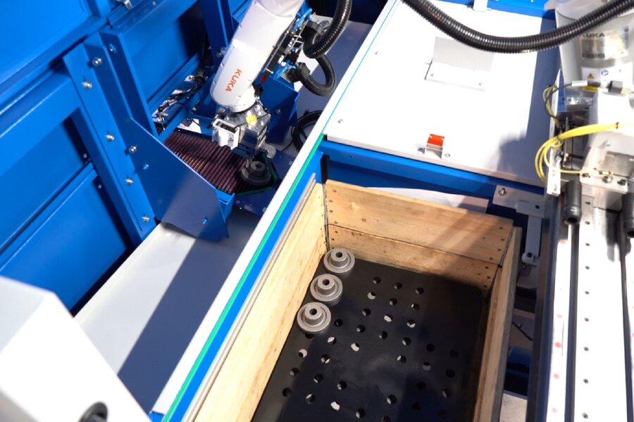 Einblick in eine rbc robotics Smart Packer Anlage mit geöffnetem Ablagebereich für Werkstücke.