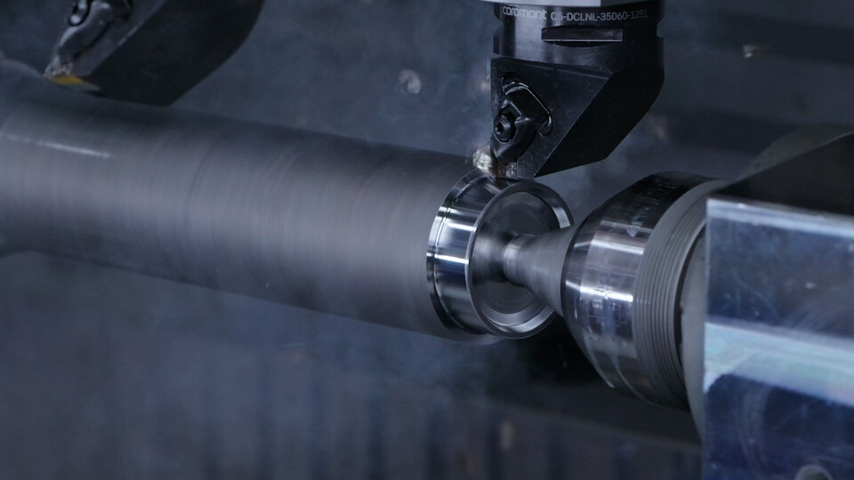 Detailansicht eines eingespannten Werkstücks bei der Bearbeitung auf einer PITTLER V300.