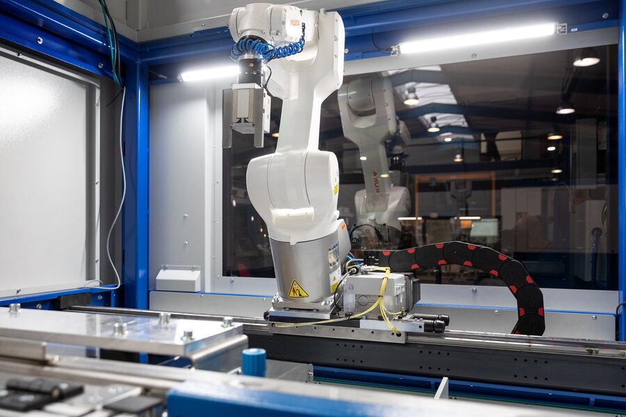 Greifsystem der rbc robotics FX Pick 800 bei der automatisierten Werkstückhandhabung innerhalb einer Schutzzelle.