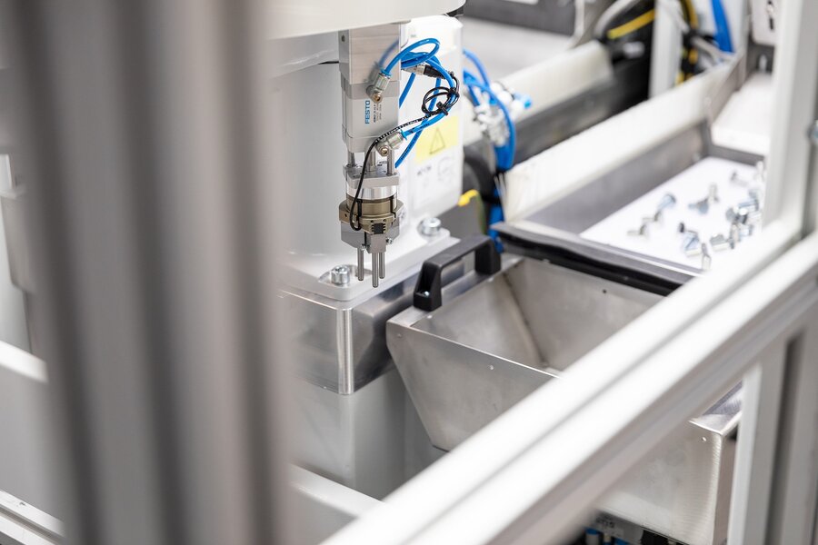 Robotergeführter Greifer der rbc robotics FXA Load A bei der automatisierten Werkstückhandhabung.