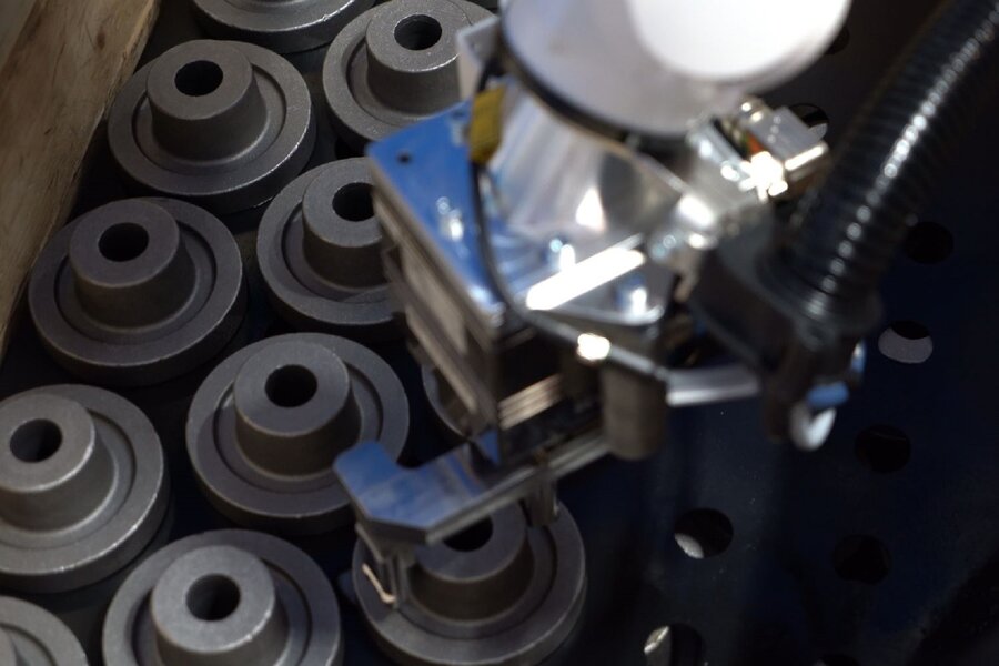 Robotergeführtes Greifsystem der rbc robotics Smart Packer Lösung beim automatisierten Handling ringförmiger Werkstücke.