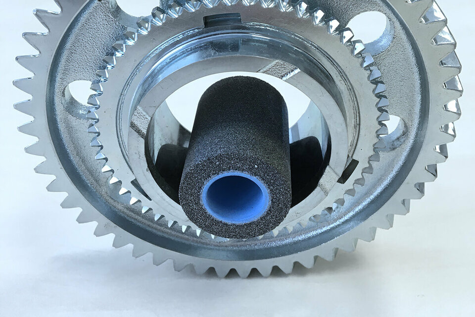 Detailansicht eines metallischen Werkstücks im Bearbeitungsbereich einer NAXOS-DISKUS Schleifmaschine.