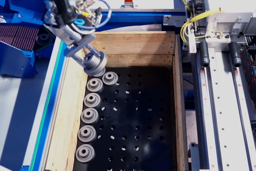 Robotergeführtes Greifsystem der rbc robotics Smart Packer Lösung bei der automatisierten Entnahme ringförmiger Werkstücke aus einem Behälter.